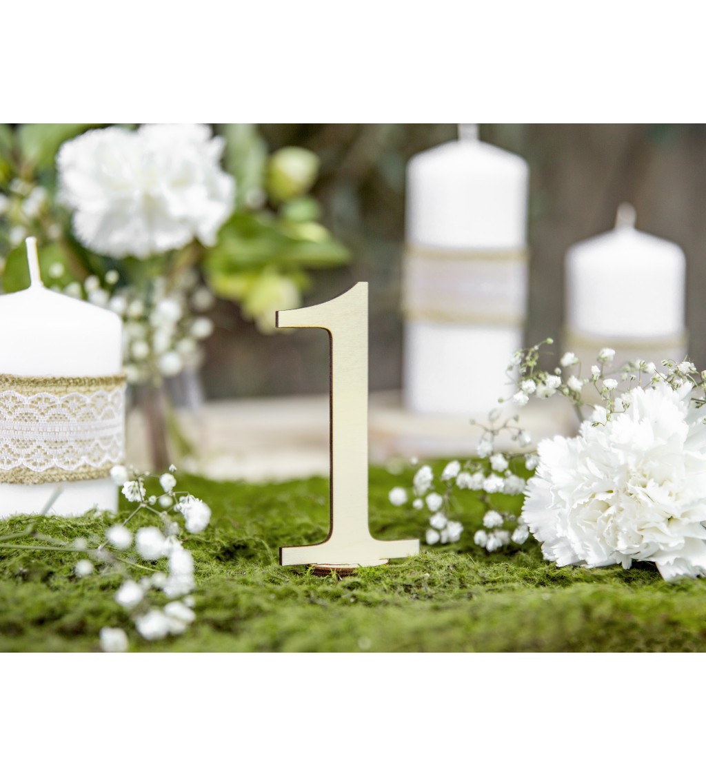 Dřevěná svatební čísla na stoly