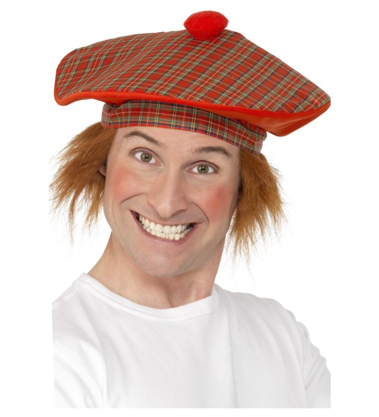 Skotská čepice se zrzavými vlasy