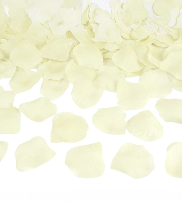 Krémové okvětní lístky růží